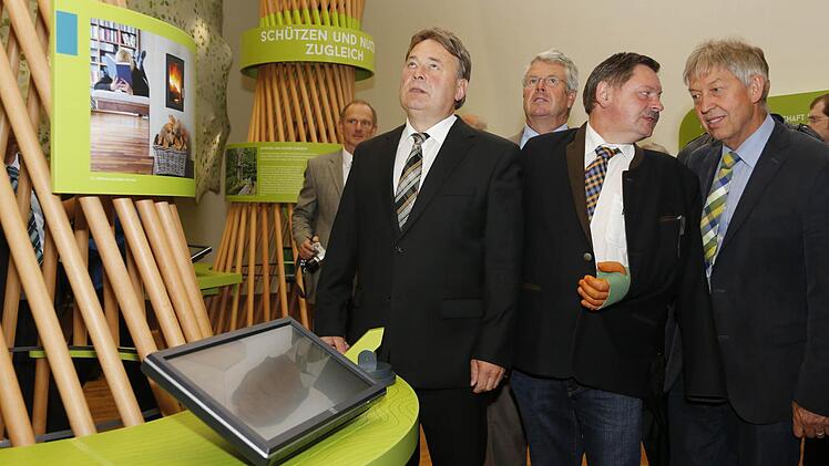 Der Minister schaut sich um.