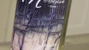 Das Etikett des "Merzbacher Tafelglück", ein Unikat für den "Merzbacher Wein", geschaffen und gestaltet vom Künstler Gerhard Kanz und von Pia Bayer. Foto: Helmut Will