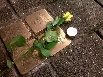 In Coburg erinnern "Stolpersteine" im Steinweg an die Ereignisse in der Reichspogromnacht. Foto: Jochen Berger/Archiv