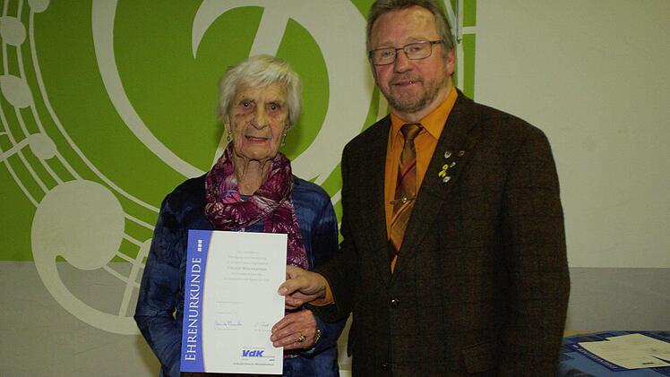 "Dienstältestes" Mitglied im VdK-Ortsverband ist die 94-jährige Cäcilie Wiedersheim (links), die seit 65 Jahren zur Sozialgemeinschaft steht. Vorsitzender Engelbert Roith (rechts) übergab ihr das goldene Treuezeichen und die Urkunde.  Foto: Winfried Ehling