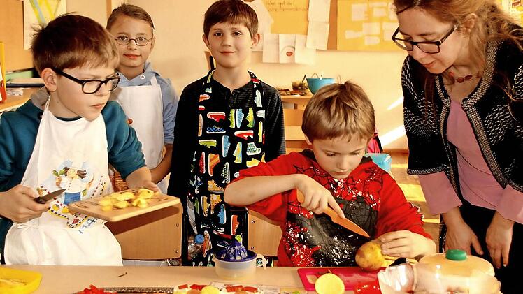 Das wird schmecken: Unter der Anleitung von Michaela von der Linden bereiteten die Grundschüler das Abschluss-Buffet vor.  Foto: Günther Geiling
