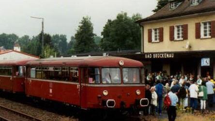 Da rollte sie noch: Dieses Bild entstand im Jahr 1998 bei einer Sonderfahrt. Der Personenverkehr wurde bereits 1988 eingestellt. 2002 folgte der Güterverkehr. Foto: Archiv Jürgen Lieb