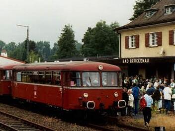 Da rollte sie noch: Dieses Bild entstand im Jahr 1998 bei einer Sonderfahrt. Der Personenverkehr wurde bereits 1988 eingestellt. 2002 folgte der Güterverkehr. Foto: Archiv Jürgen Lieb
