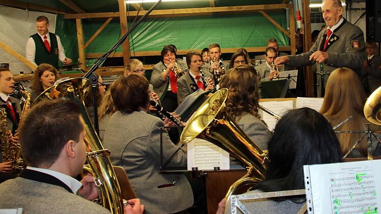 Am Samstagabend durfte Jubilar Alfred Gagel (rechts), der seit nunmehr 65 Jahren aktiv in der Stadtkapelle Seßlach musiziert, kurzzeitig den Taktstock von Leiter Michael Bauer übernehmen. Foto: Bettina Knauth