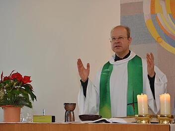 Pfarrer Matthias Karwath wird nicht nur Pfarrvikar in der Pfarreiengemeinschaft "Jesus - Quelle des Lebens Bad Kissingen", sondern auch spiritueller Leiter des Caritas-Kurhauses Bad Bocklet. So wurde er jetzt in die Kur- und Rehaseelsorge eingeführt. Foto: Björn Hein