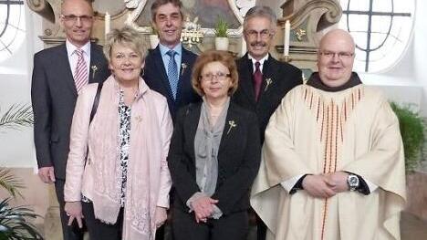 Fünf Christen feierten ihre goldene Kommunion (von links): Richard Schramm, Marianne Schramm, Karl-Heinz Schmitt, Silvia Turbanisch und Jürgen Konrad mit Pater Silvester.