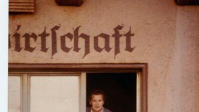 Sie war immer eifrig: Gretl Rochholz beim Fensterputzen.