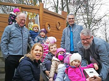 Bürgermeister Helmut Blank, Barbara Voit, Sascha Vorndran und Matthias Scholz (von links) zusammen mit Kindern des Kindergartens bei der Spendenübergabe.  Foto: Kilian Düring