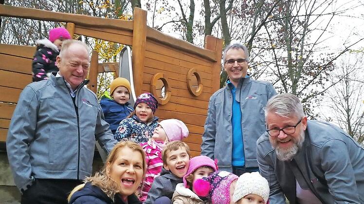 Bürgermeister Helmut Blank, Barbara Voit, Sascha Vorndran und Matthias Scholz (von links) zusammen mit Kindern des Kindergartens bei der Spendenübergabe.  Foto: Kilian Düring