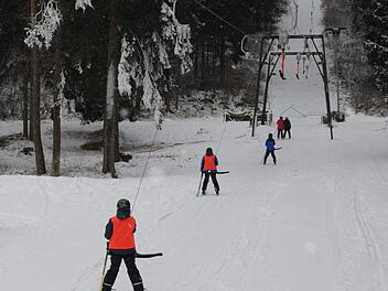 Auf der Skipiste des WFC-Coburg-Neukirchen in Lautertal ist ein Mann mit seinem Auto herumgefahren. Er hat dabei einen hohen Sachschaden verursacht. Foto: Christoph Wiedemann/Archiv