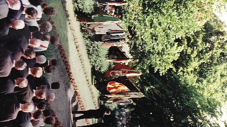 Eine historische Aufnahme, bei der am Ehrenmal Bäume standen.Foto: privat