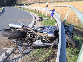 Bei He&szlig;dorf im Kreis Erlangen H&ouml;chstadt wurde ein Motorradfahrer lebensgef&auml;hrlich verletzt. Die Polizei sucht Zeugen, da der Unfallhergang weitgehend unklar ist. Foto: News5 / Merzbach