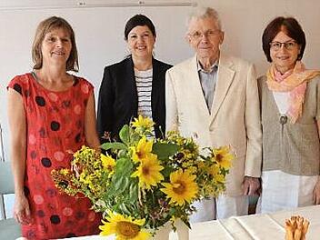 Im Lucas-Cranach-Haus feierte Richard Fuchs seinen 90. Geburtstag. Mit im Bild von links Tochter Christine, Zweite Bürgermeisterin Angela Hofmann, Jubilar Richard Fuchs und Tochter Johanna. Foto: K.- H. Hofmann