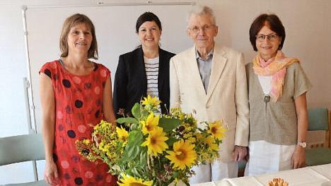 Im Lucas-Cranach-Haus feierte Richard Fuchs seinen 90. Geburtstag. Mit im Bild von links Tochter Christine, Zweite Bürgermeisterin Angela Hofmann, Jubilar Richard Fuchs und Tochter Johanna. Foto: K.- H. Hofmann