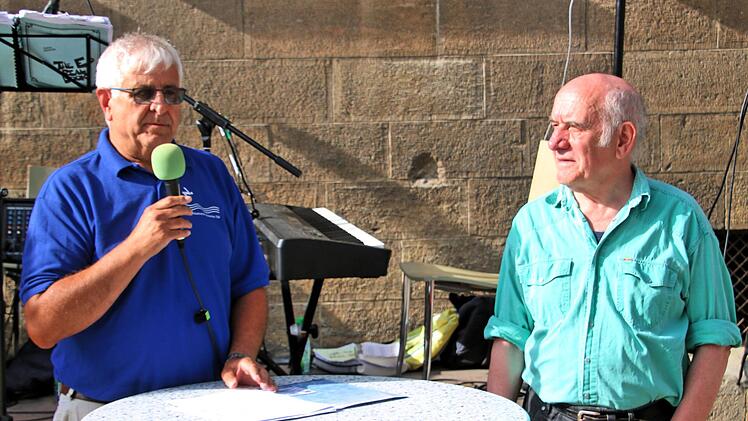 Beim Sommerfest des Bürgerbadvereins Münnerstadt erläuterte Wolfgang Dörr  (links), der Vorsitzende des Hallenbadvereins Busecker Tal, wie es dort  funktioniert. Rechts: Wolfgang Blümlein, Vorsitzender des Bürgerbadvereins.  Dieter Britz