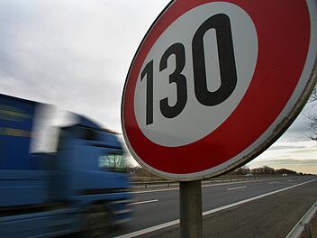 Die Debatte um ein generelles Tempolimit in Deutschland nimmt wieder Fahrt auf. Foto: Patrick Pleul/dpa