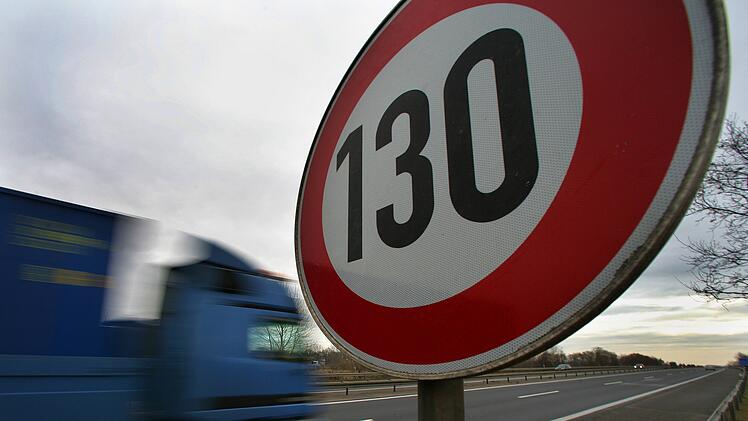 Die Debatte um ein generelles Tempolimit in Deutschland nimmt wieder Fahrt auf. Foto: Patrick Pleul/dpa