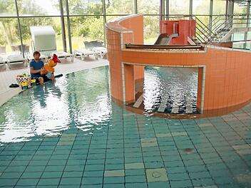 Martin Lüders und sein Team haben eine Spielzeug-Verleihstation eingerichtet, um Familien mit Kindern im Staffelsteiner Freizeitbad AquaRiese in Herbst und Winter einen besonderen Service bieten zu können. Fotos: Matthias Einwag