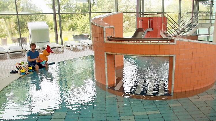 Martin Lüders und sein Team haben eine Spielzeug-Verleihstation eingerichtet, um Familien mit Kindern im Staffelsteiner Freizeitbad AquaRiese in Herbst und Winter einen besonderen Service bieten zu können. Fotos: Matthias Einwag