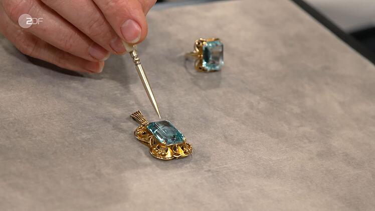 Anh&auml;nger und Ring mit Aquamarinen von Wilhelm Stoll aus den 1930er- bis 50er-Jahren hatten einen Gesamtwert von 3.000 bis 3.500 Euro. Sarah Schreiber freute sich &uuml;ber den Zuschlag bei 2.700 Euro.