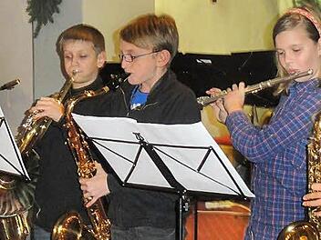 Schon im zweiten Jahr ihrer Ausbildung zeigten (v.l.) Morris, Christoph, Pauline und Jessica ihr Können beim Weihnachtskonzert in Poppenroth.   Fotos: Wolfgang Wimmel