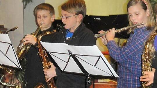 Schon im zweiten Jahr ihrer Ausbildung zeigten (v.l.) Morris, Christoph, Pauline und Jessica ihr Können beim Weihnachtskonzert in Poppenroth.   Fotos: Wolfgang Wimmel