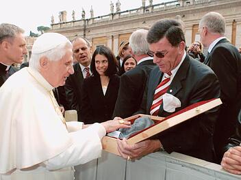 Im Oktober 2007 traf Rödentals Bürgermeister Gerhard Preß bei einer Audienz auf dem Petersplatz den Papst. Er überreichte dem Heiligen Vater eine schwarze Madonna, die zuvor von der Rödentaler Firma St. Gobain angefertigt worden war. Foto: CT-Archiv/privat