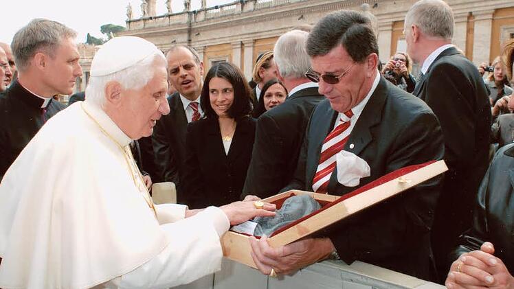 Im Oktober 2007 traf Rödentals Bürgermeister Gerhard Preß bei einer Audienz auf dem Petersplatz den Papst. Er überreichte dem Heiligen Vater eine schwarze Madonna, die zuvor von der Rödentaler Firma St. Gobain angefertigt worden war. Foto: CT-Archiv/privat