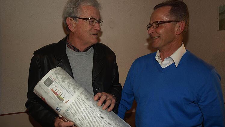 Weil er seit 20 Jahren zuverlässig als Schriftführer tätig ist, gab es für Gerhard Weidensteiner (links) ein Präsent von Werner Dengler.