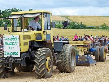 Zum ersten Mal gab es in der Region einen Traktor-Pulling Wettbewerb, bei dem die Schlepper einen Bremswagen möglichst weit über einen Acker ziehen müssen. Das Publikum honorierte die fahrerischen Leistungen der Teilnehmer mit Applaus. Fotos: Gabi Arnold