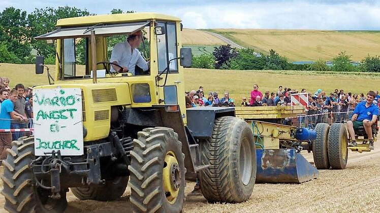 Zum ersten Mal gab es in der Region einen Traktor-Pulling Wettbewerb, bei dem die Schlepper einen Bremswagen möglichst weit über einen Acker ziehen müssen. Das Publikum honorierte die fahrerischen Leistungen der Teilnehmer mit Applaus. Fotos: Gabi Arnold
