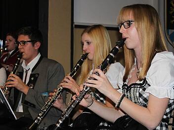 Alle Musiker legten sich beim Konzert in Tettau richtig ins Zeug.  Foto: Veronika Schadeck