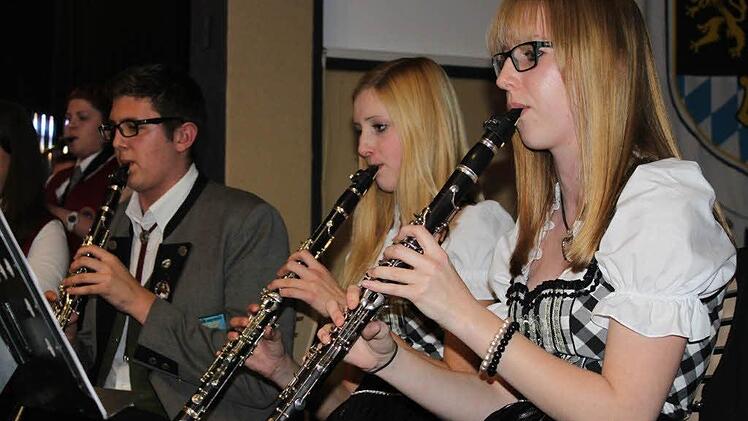 Alle Musiker legten sich beim Konzert in Tettau richtig ins Zeug.  Foto: Veronika Schadeck