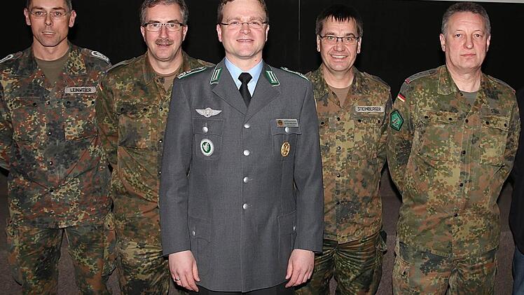 Personalrat Stabsfeldwebel Jens Leinweber (v. l.), Oberstleutnant Uwe Weinrauter, Oberstleutnant André Wüstner, Oberst Jürgen Steinberger und Ortsverbands-Vorsitzender Hauptmann Bernd Stark Foto: Gerd Schaar
