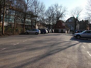 Auf dem Parkplatz am Rittersteich (oben) gibt es nach Ansicht der Altstadtfreunde noch Kapazitäten. Das Foto entstand um 16.15 Uhr. Ab 17 Uhr ist die Zufahrt zum Behördenparkplatz für die Öffentlichkeit frei, aber nicht gebührenfrei. Foto: Helke Renner