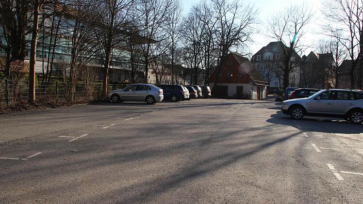 Auf dem Parkplatz am Rittersteich (oben) gibt es nach Ansicht der Altstadtfreunde noch Kapazitäten. Das Foto entstand um 16.15 Uhr. Ab 17 Uhr ist die Zufahrt zum Behördenparkplatz für die Öffentlichkeit frei, aber nicht gebührenfrei. Foto: Helke Renner