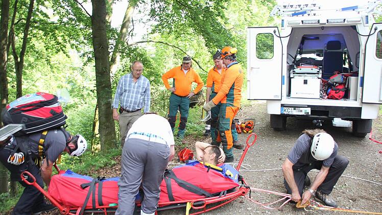 Geschafft. Der verunglückte Waldarbeiter ist am Rettungsfahrzeug angelangt.  Foto: Friedwald Schedel