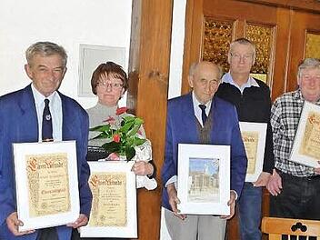 Johannes Krapp, Erhard Lengenfelder, Dora Kaiser, Hans Helmrich, Georg Übel, Konrad Kaiser, Gerhard Körner und Josef Prosch bei der Ehrung des SKV Elsendorf Foto: Evi Seeger