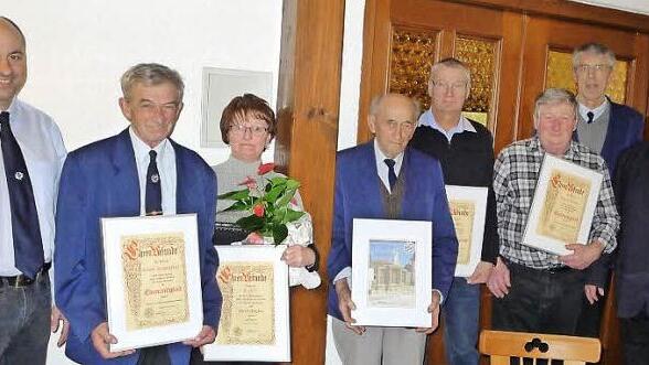 Johannes Krapp, Erhard Lengenfelder, Dora Kaiser, Hans Helmrich, Georg Übel, Konrad Kaiser, Gerhard Körner und Josef Prosch bei der Ehrung des SKV Elsendorf Foto: Evi Seeger