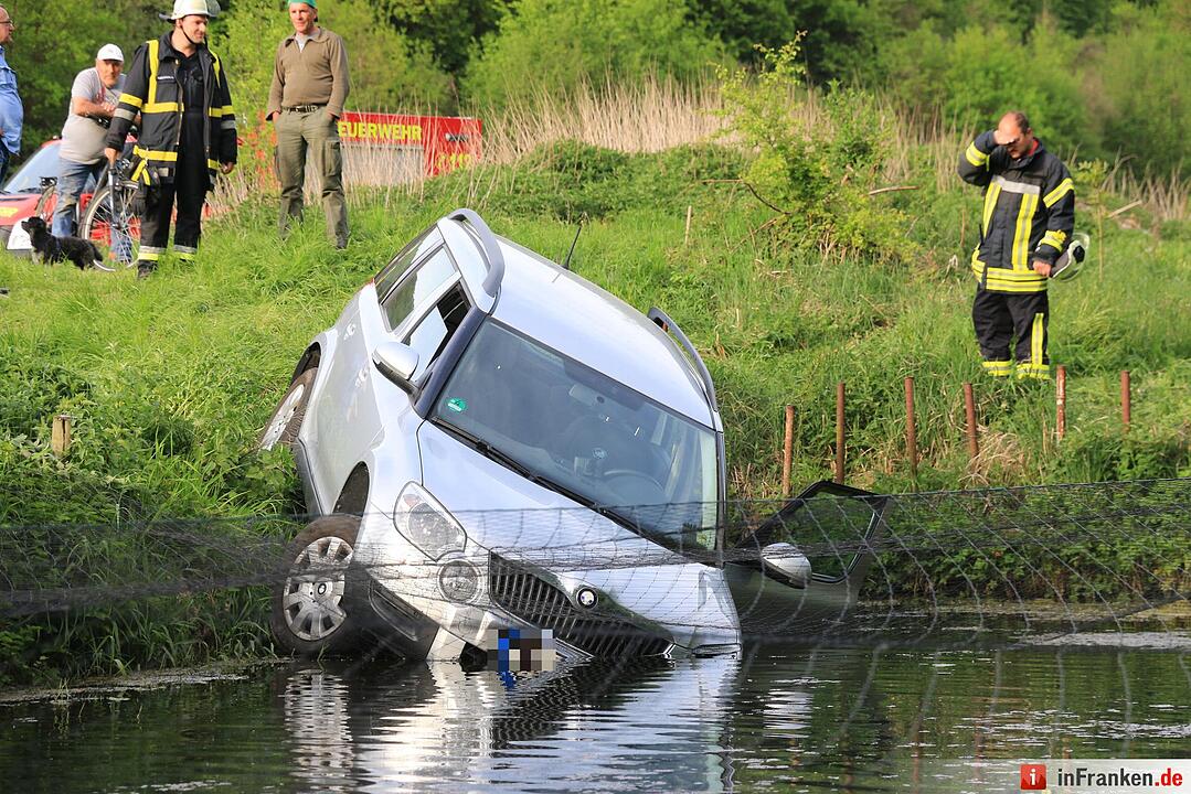 Auto stürzt bei Wannbach in Forellenteich