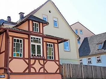 Das Gartenhaus am Anwesen Hennebergstraße 1 muss erhalten bleiben. Darauf legen Mitglieder des Bauausschusses Wert. Foto: Heike Beudert