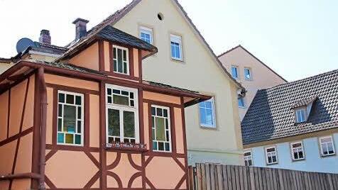 Das Gartenhaus am Anwesen Hennebergstraße 1 muss erhalten bleiben. Darauf legen Mitglieder des Bauausschusses Wert. Foto: Heike Beudert