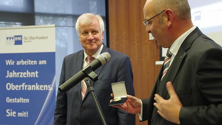 Ministerpräsident Horst Seehofer wurde in Steinbach am Wald von der IHK für Oberfranken geehrt. Foto: Marco Meißner