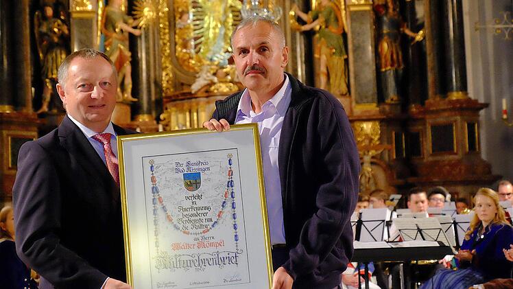 Landrat Thomas Bold überreichte den Kulturehrenbrief an Walter Kömpel.