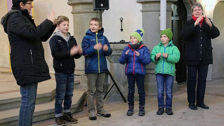 Mit einfachen Bewegungen verdeutlichten Kinder und ihre Betreuer ihren christlichen Glauben im Familiengottesdienst zum Kirchweihfest. Foto: Joachim Wegner
