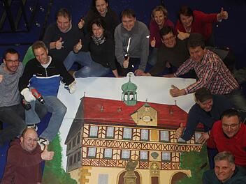 Einige der SKKler vom Vorbereitungsteam der beiden Großveranstaltungen - hier mit einem Teil der Bühnendekoration für die Prunksitzung am Samstag, 11. Februar. Foto: Matthias Einwag