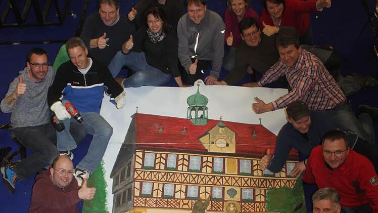 Einige der SKKler vom Vorbereitungsteam der beiden Großveranstaltungen - hier mit einem Teil der Bühnendekoration für die Prunksitzung am Samstag, 11. Februar. Foto: Matthias Einwag