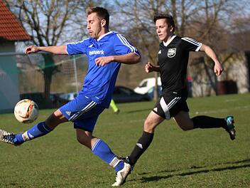 Die SpVgg Muggendorf (blaue Trikots) plagen vor dem Topspiel bei der SpVgg Dürrbrunn erhebliche Personalsorgen.  Foto: Matthias Hofmann/Archiv