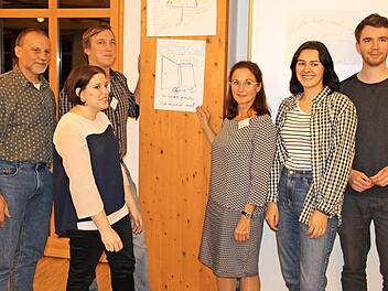 Um Jugendliche in Kirchengemeinden ging es bei der Dekanatssynode Thurnau. Von links: Dekanatsjugendpfarrer Stefan Lipfert, Laura Mestel, Dekanatsjugendreferent Tim Herzog, Dekanin Martina Beck, Freija König und Daniel Ströbel. Foto: Katharina Müller-Sanke