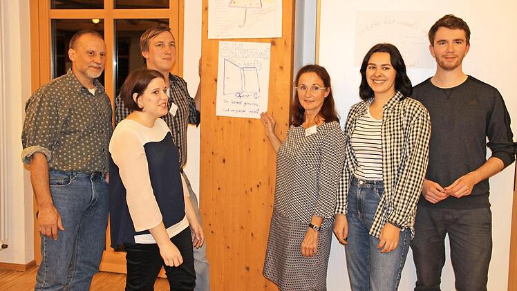 Um Jugendliche in Kirchengemeinden ging es bei der Dekanatssynode Thurnau. Von links: Dekanatsjugendpfarrer Stefan Lipfert, Laura Mestel, Dekanatsjugendreferent Tim Herzog, Dekanin Martina Beck, Freija König und Daniel Ströbel. Foto: Katharina Müller-Sanke
